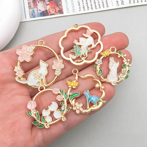 Cinque ciondoli gatto in smalto dorato con strass e fiori per la creazione di gioielli DIY