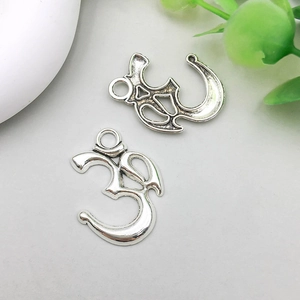 Detailweergave van de vintage zilveren Om yoga hanger voor DIY handgemaakte sieraden