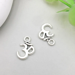 Macro-opname van vintage zilveren Om-yogahangers voor DIY-sieraden en handwerksets