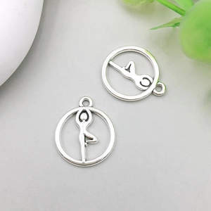 Macro-opname van vintage zilveren yoga hangers van legering voor DIY sieraden maken