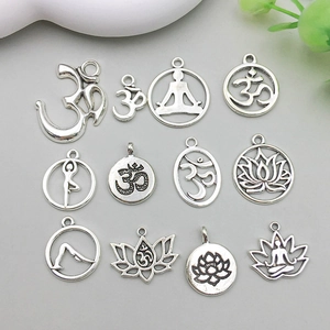 Macro-opname van twaalf zilveren yoga-hangers met Om-tekens, lotusbloemen en poses
