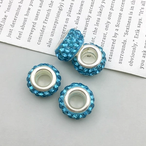 Primer plano de cuatro colgantes de diamantes azules para creación de pulseras DIY