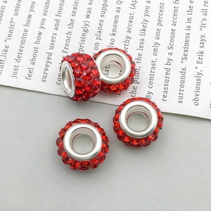 Detalle macro de cuentas de cristal rojo con agujero grande para pulseras DIY