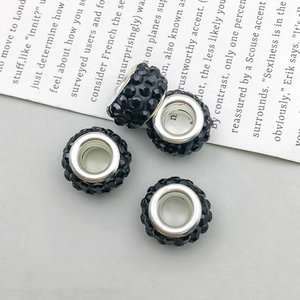 Detalle de cuatro abalorios de cristal pavé negro con agujeros grandes para joyas DIY