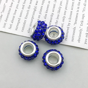 Vista macro de abalorios de cristal azul con base de aleación para pulseras DIY