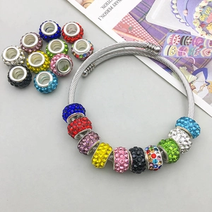 Pulsera DIY con dijes redondos de pedrería brillante y brazalete de metal plateado