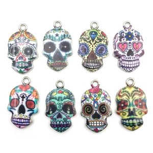 Σετ 8 πολύχρωμα μενταγιόν νεκροκεφαλής Día de los Muertos για κατασκευή κοσμημάτων