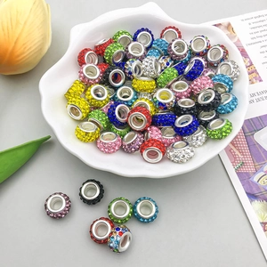 Primer plano de abalorios de strass de colores para crear joyas personalizadas