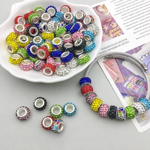 Set de cuentas DIY con diamantes de colores y pulsera de acero en bandeja de concha