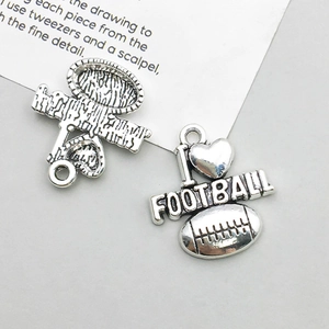 Dettaglio del ciondolo a cuore football in argento antico per creazioni di gioielli DIY