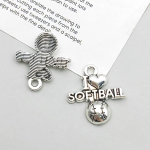Dettaglio del ciondolo a cuore softball in argento antico per gioielli fai-da-te