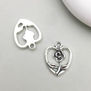 Dettaglio pendente a cuore traforato con rosa in lega d'argento vintage per gioielli fai da te