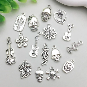 Dettaglio di 16 ciondoli a teschio e fiori in argento antico per gioielli fai-da-te