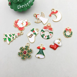 Vue à plat de breloques de Noël colorées comme le Père Noël et l'arbre émaillé pour bijoux