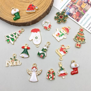 Vista piatta di ciondoli natalizi in smalto colorato con Babbo Natale per gioielli DIY