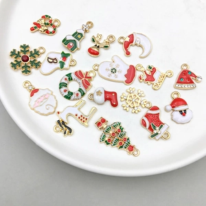 Vue à plat de breloques de Noël colorées avec Père Noël et élan pour bijoux DIY