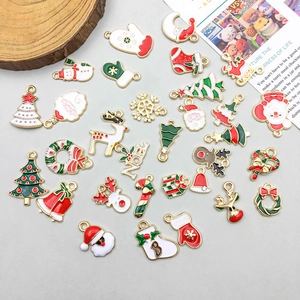 Set di 38 ciondoli natalizi in smalto colorato con Babbo Natale e renne per gioielli DIY