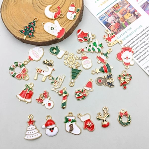 Mix di 38 ciondoli natalizi smaltati con Babbo Natale e renne per la creazione di gioielli