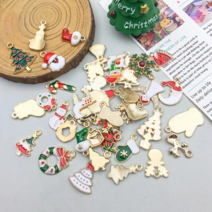 Vue détaillée de breloques de Noël assorties avec bonshommes de neige et sapins