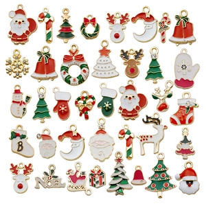 Set di 38 ciondoli natalizi in smalto colorato con Babbo Natale, albero e renne assortite