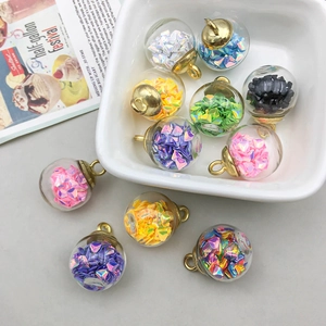 Makro-Detail bunter Kristallglasanhaenger mit Glitzer-Pailletten fuer DIY-Schmuckherstellung