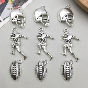 Détail macro de breloques casque et joueur de football vintage pour bijoux DIY