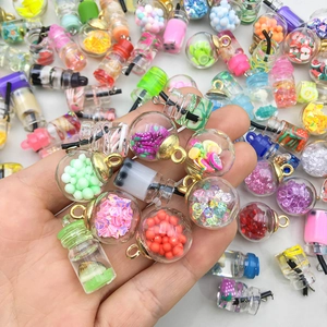 Bunte Mini-Glasanhänger mit Trinkhalm und Fruchtscheiben für DIY-Schmuckherstellung