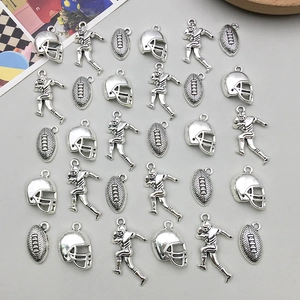 Vue détaillée des pendentifs casque de football et joueur argent antique pour bijoux