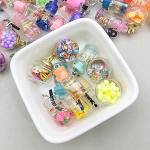 Detailansicht bunter Miniatur-Getränkeanhänger aus Glas für DIY-Schmuckherstellung