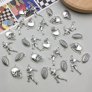 Détail de pendentifs casque de football et athlète en argent antique pour bijoux DIY