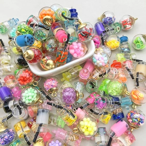 Bunte Mini-Getränkeflaschen-Anhänger mit Früchten und Strohhalmen für DIY-Schmuck