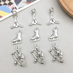 Lot de 9 breloques de hockey argent antique avec bâtons, patins et figurines de joueur