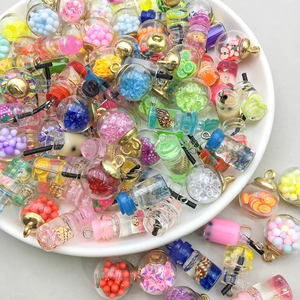 Makro-Detail bunter Mini-Resin-Getränkeanhänger mit Fruchtstücken und Metallösen
