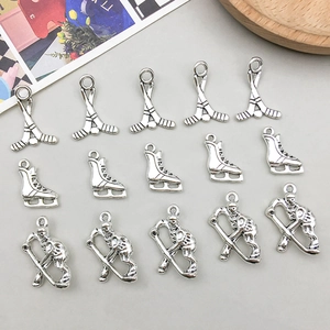 Détail macro de pendentifs de hockey en argent vieilli pour la création de bijoux DIY