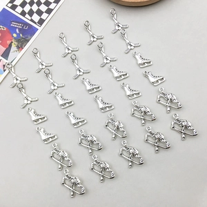 Détail de breloques de hockey vintage comprenant patins, bâtons et pendentifs de joueur
