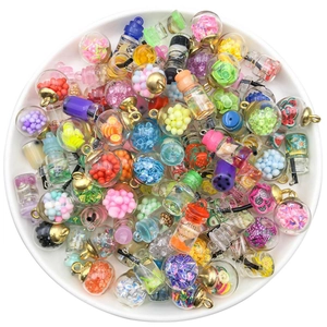 Mix aus bunten Glasflaschen-Anhängern mit Fruchtscheiben und Pailletten für DIY-Schmuck