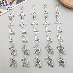 Pendentifs de Hockey en Alliage de Zinc Argent Antique pour la Fabrication de Bijoux DIY Breloques Patins Bâtons de Hockey Joueur pour Bracelets Colliers Accessoires de Bijoux de Sport