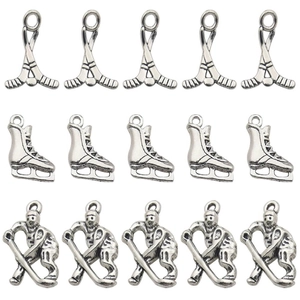 Lot de 15 pendentifs de hockey en argent antique avec crosses, patins et figurines