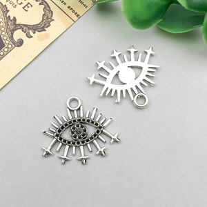Makrodetail aus antiken Silberlegierung Evil Eye Anhängern für DIY Schmuck