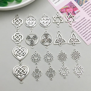 Collezione dettagliata di ciondoli in argento antico con fiore della vita e nodi celtici