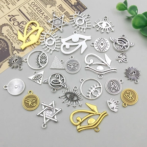 Details von Vintage-Anhängern in Silber und Gold mit Horusauge und Davidstern Motiven