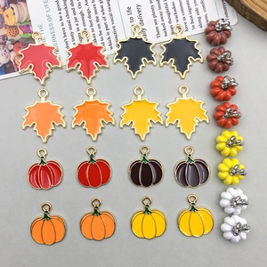 Flachbild von bunten Emaille-Ahornblatt- und Kürbis-Anhängern für DIY-Schmuck