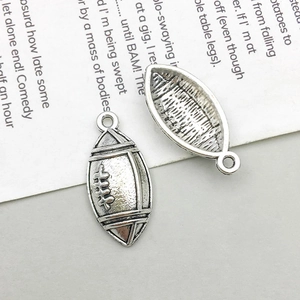 Macro-opname van antieke zilveren rugbyhangers met metalen textuur en kleine ophangringen