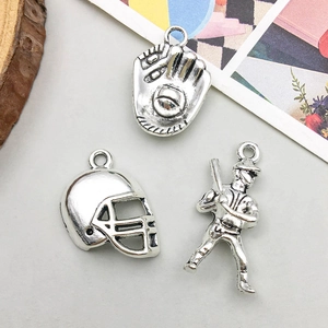 Gedetailleerde antieke zilveren baseballbedels met handschoen, helm en slagman voor DIY-sieraden
