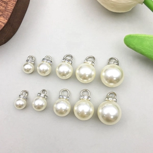 Détails de pendentifs en perles blanches avec strass brillants en cinq tailles différentes