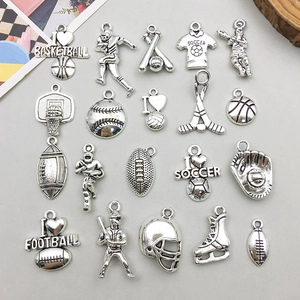 Collectie antieke zilveren sportbedeltjes met voetbal- en honkbalmotieven voor DIY-sieraden