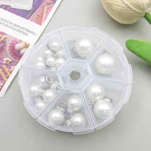 Kit bijoux DIY avec perles blanches et montures en cristal dans une boîte de rangement