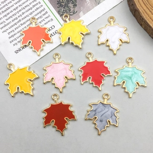 Bunte Ahornblatt-Anhänger aus Emaille für DIY-Schmuck in verschiedenen Herbstfarben
