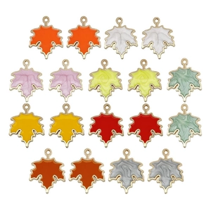 Bunte Ahornblatt-Emaille-Anhänger in verschiedenen Herbstfarben für DIY-Schmuck