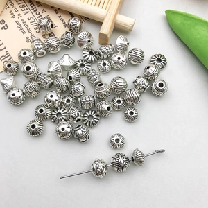 Perline distanziatrici in lega argento antico con trame geometriche e ago in metallo